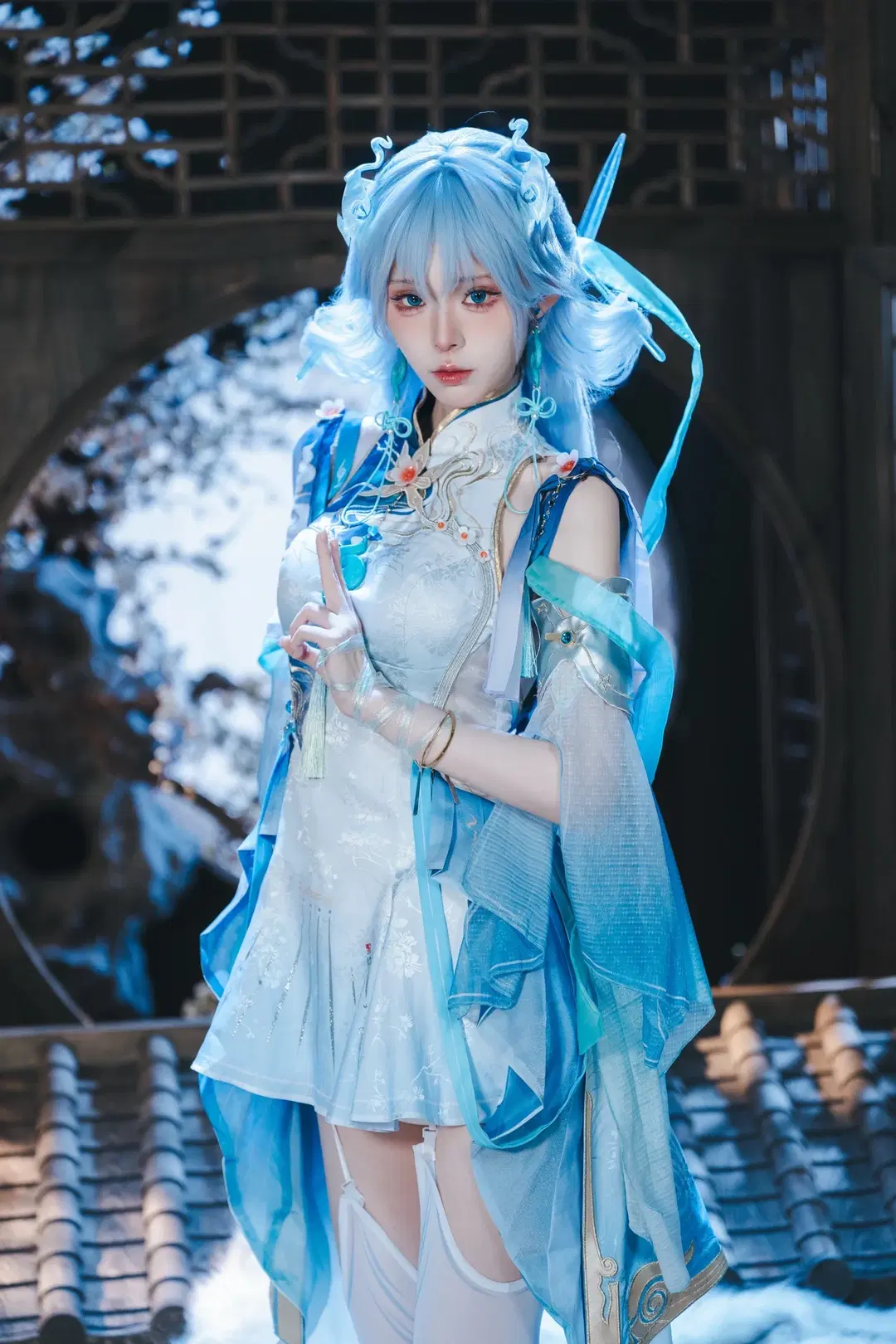 [Qingxiao cosplay] Wuthering Waves: Ice-Blue Chinese Elegance Under Moonlight by 粥粥 - Image 2