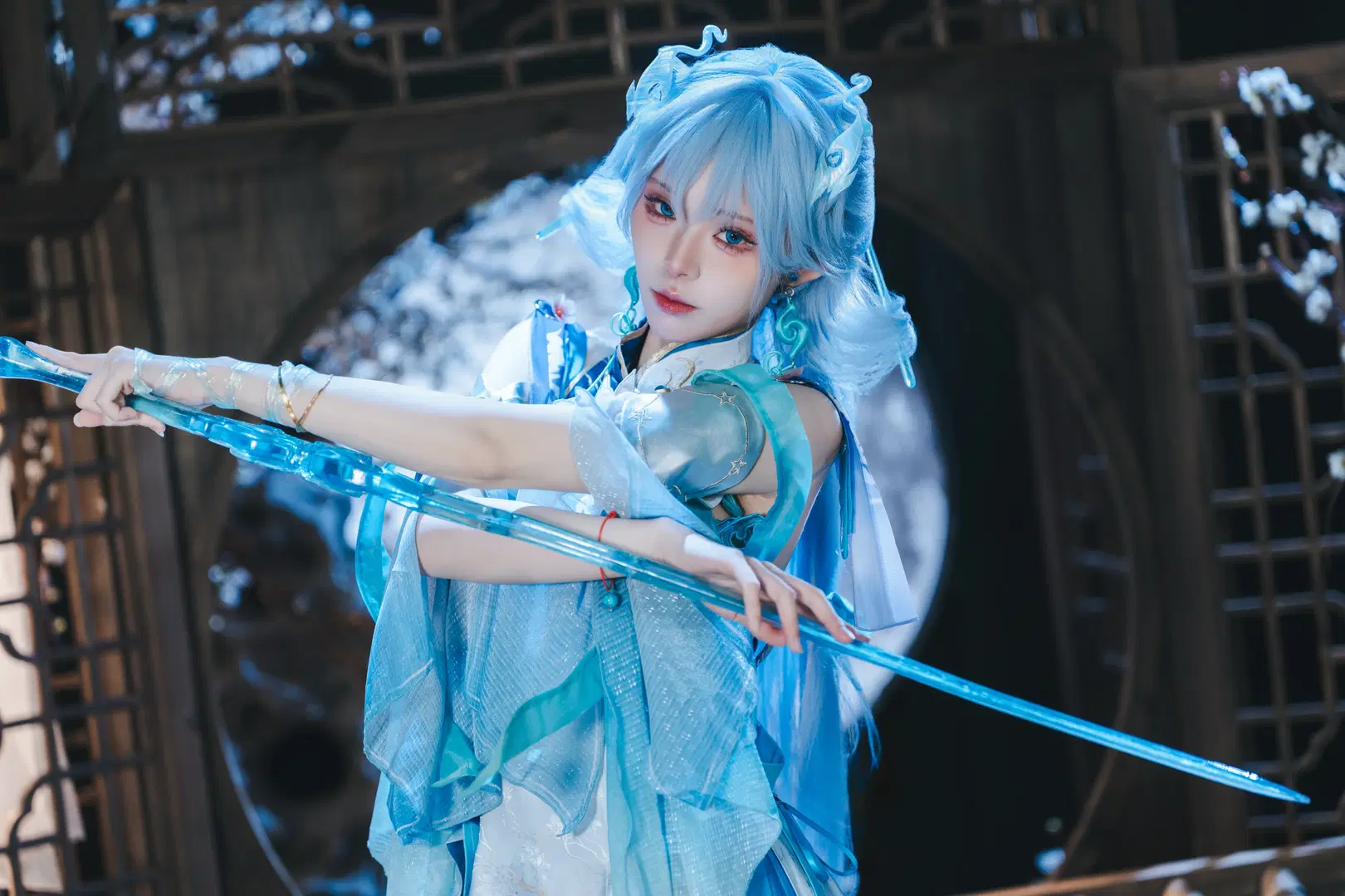 [Qingxiao cosplay] Wuthering Waves: Sword in Hand Under the Moonlit Night, A Blue-and-White Traditional Chinese Style Cosplay of Chivalric Tenderness by 粥粥 - Image 2