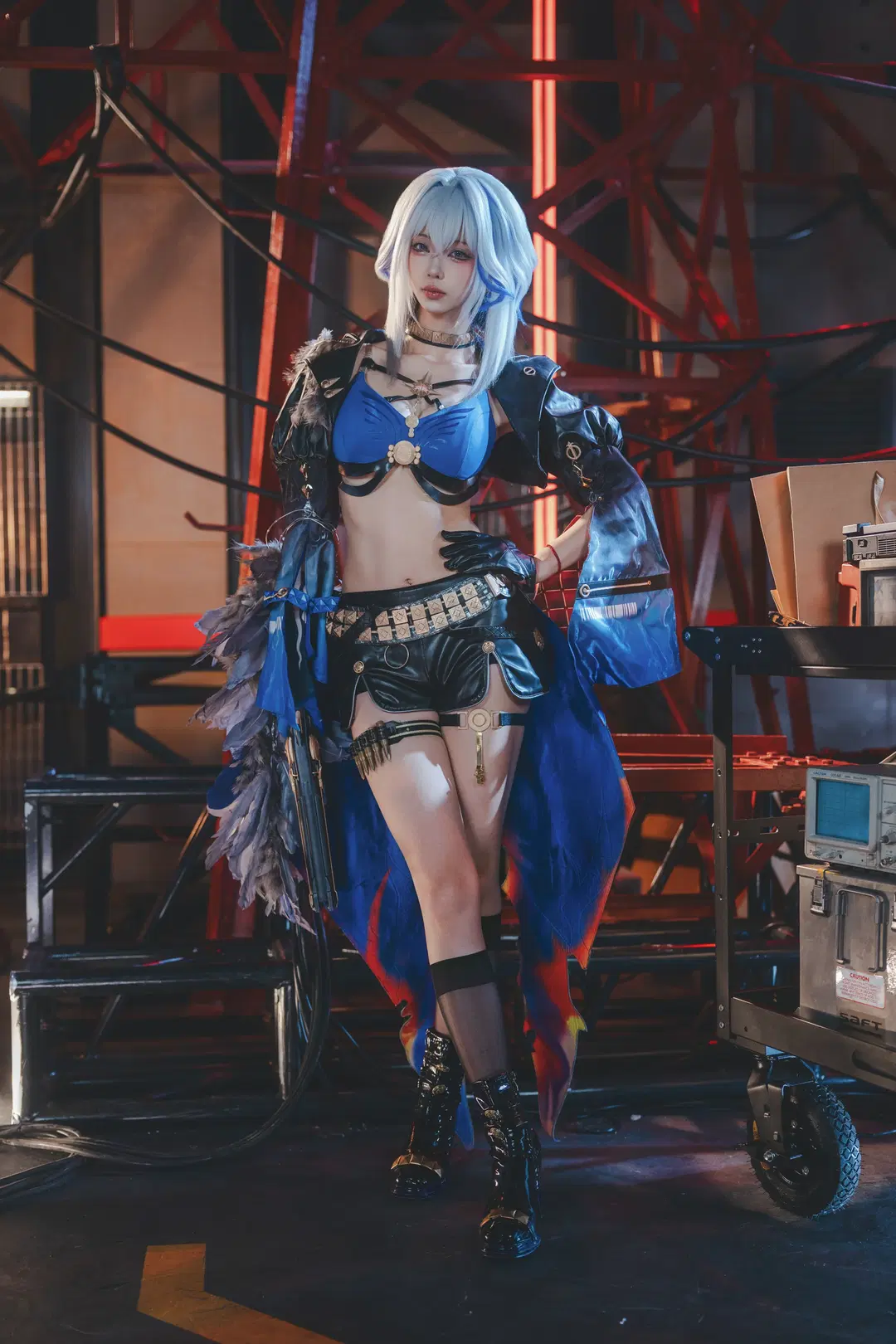 【嘉贝莉娜cos】鸣潮猎手上线，蓝白渐变发色与羽毛猎装张力拉满 - 粥粥 - 第4张