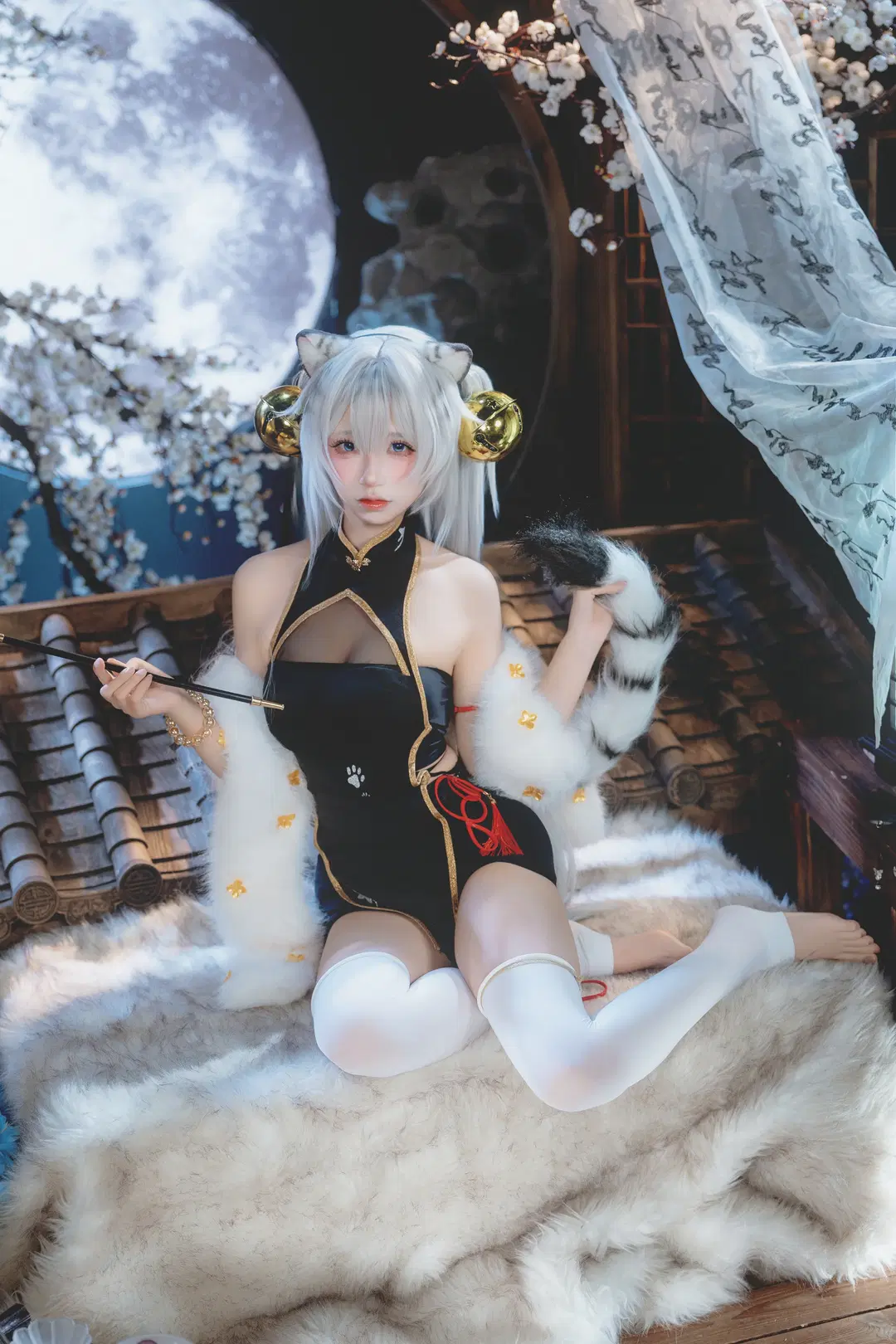 White tiger girl cosplay: The Tiger's Roar Beneath the Full Moon Window by 粥粥 - Image 3