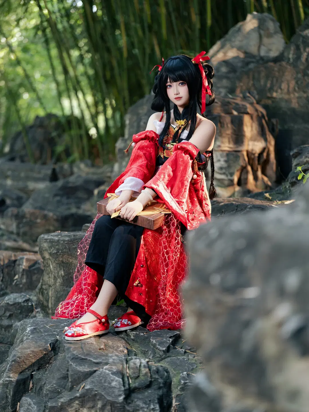 A Dream of Jianghu Canghai cosplay: A red and black Hanfu silhouette deep in the bamboo forest by 沈诗若 - Image 2