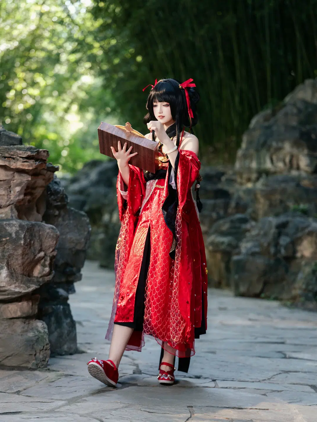 A Dream of Jianghu Canghai cosplay: A red and black Hanfu silhouette deep in the bamboo forest by 沈诗若 - Image 3