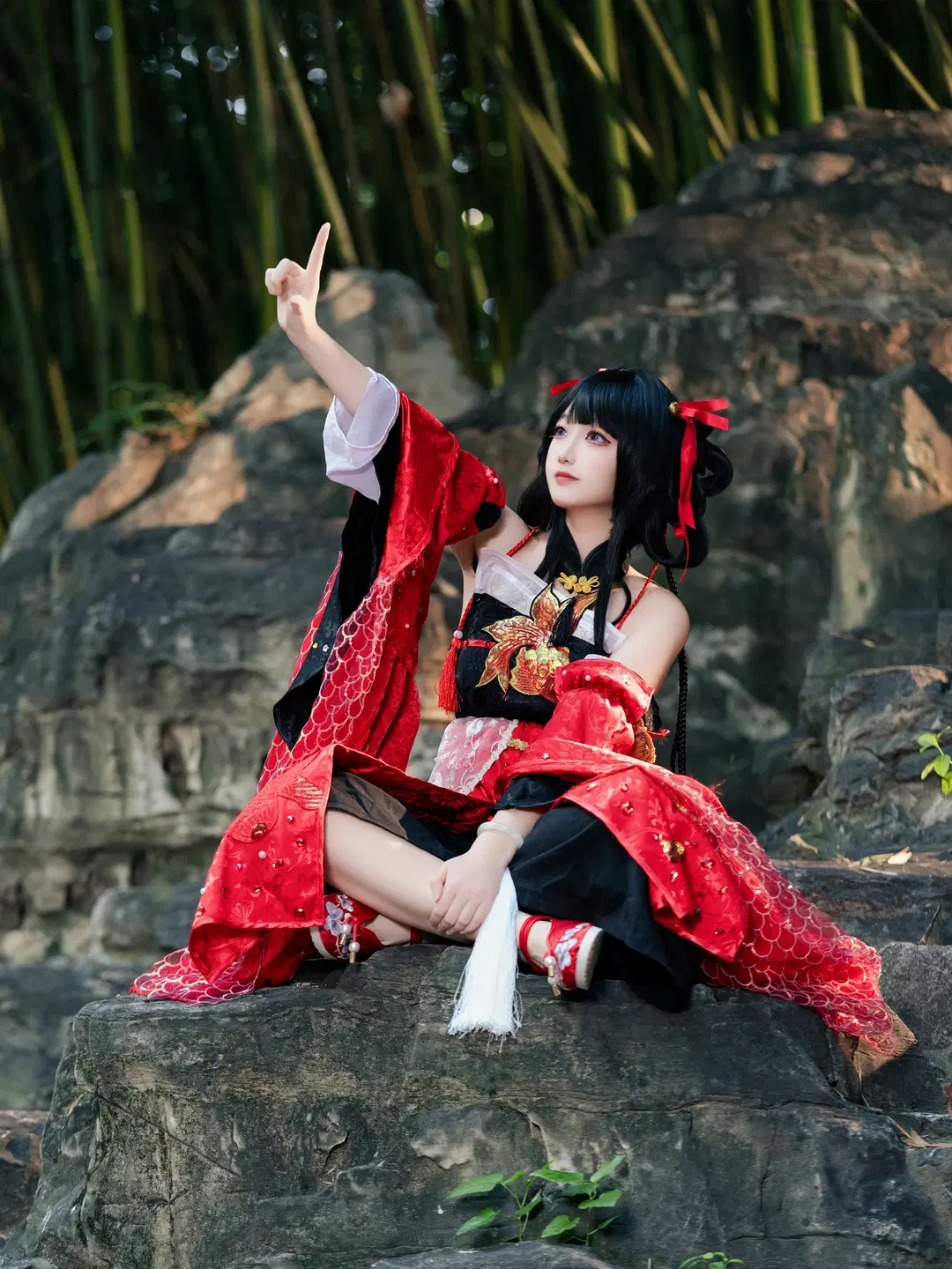 A Dream of Jianghu Canghai cosplay: A red and black Hanfu silhouette deep in the bamboo forest by 沈诗若 - Image 6