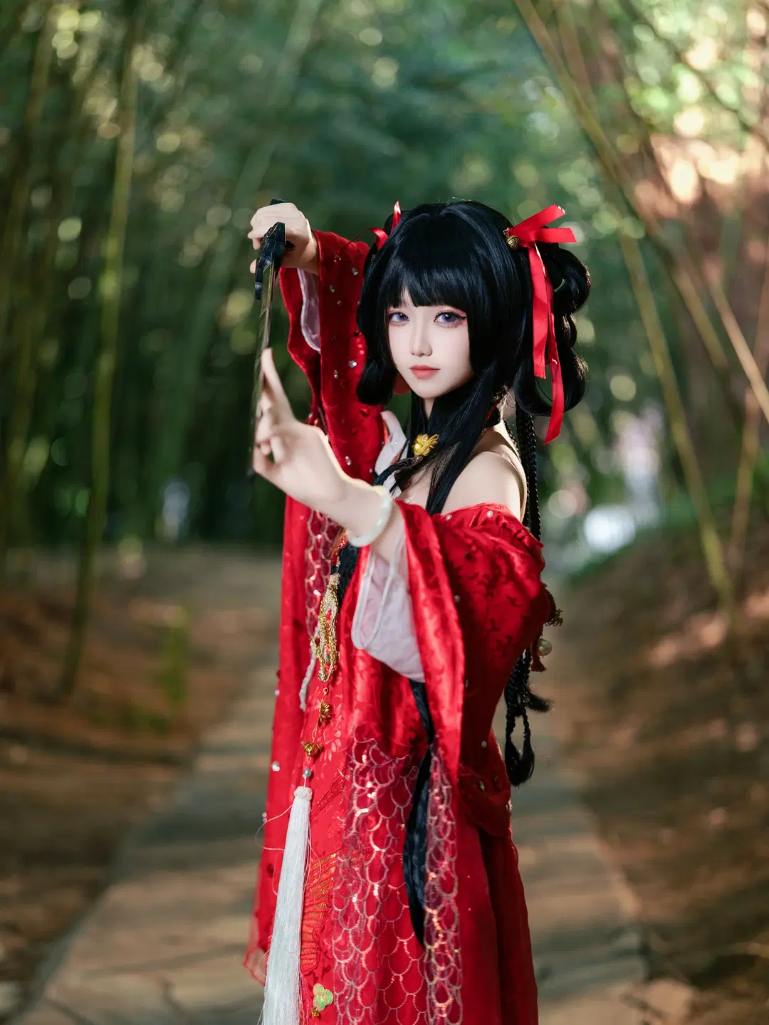 A Dream of Jianghu Canghai cosplay: A red and black Hanfu silhouette deep in the bamboo forest by 沈诗若 - Image 9