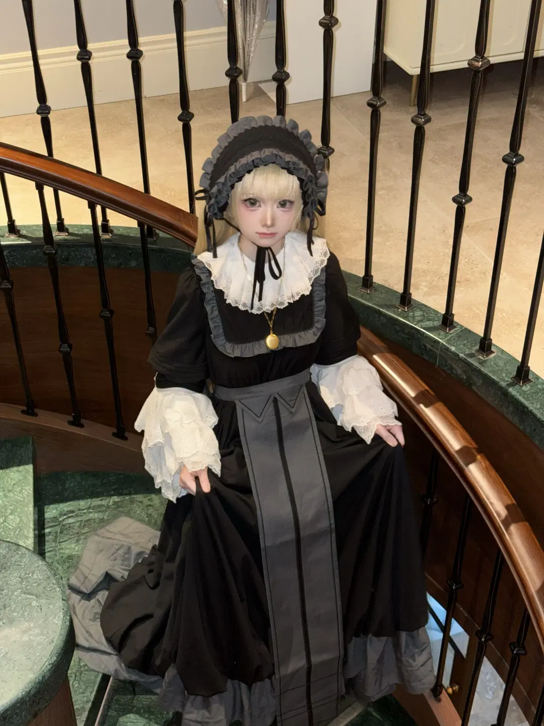 Vikutorika cosplay, Blonde girl, GOSICK, Vintage staircase, Black Lolita