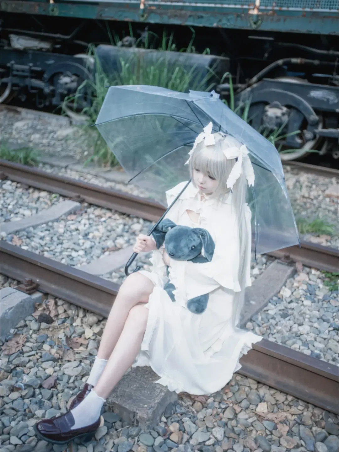 穹妹cos, 白裙少女, 废弃铁轨, 透明伞, 白袜