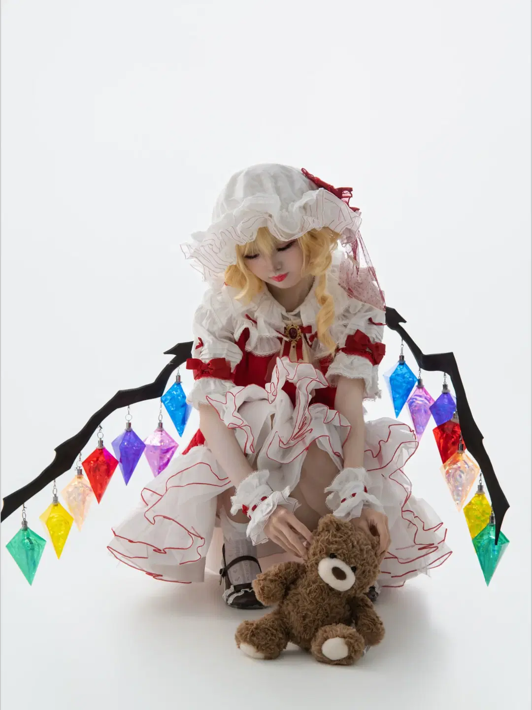 [Flandre Scarlet Cosplay] Scarlet Devil Mansion's Second Mistress: Haunting with Prismatic Crystals and a Teddy Bear by 猫皮萨摩耶 - Image 2