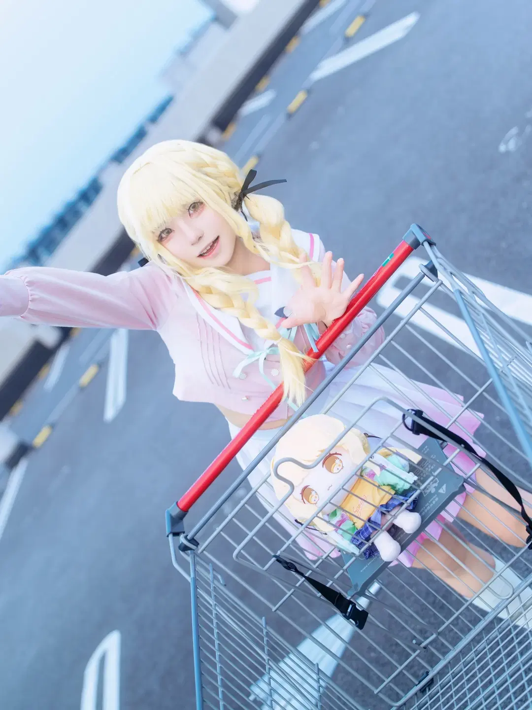 二次元cosplay, 藤田琴音cos, 粉色水手服, 甜美可爱风, 购物车外景