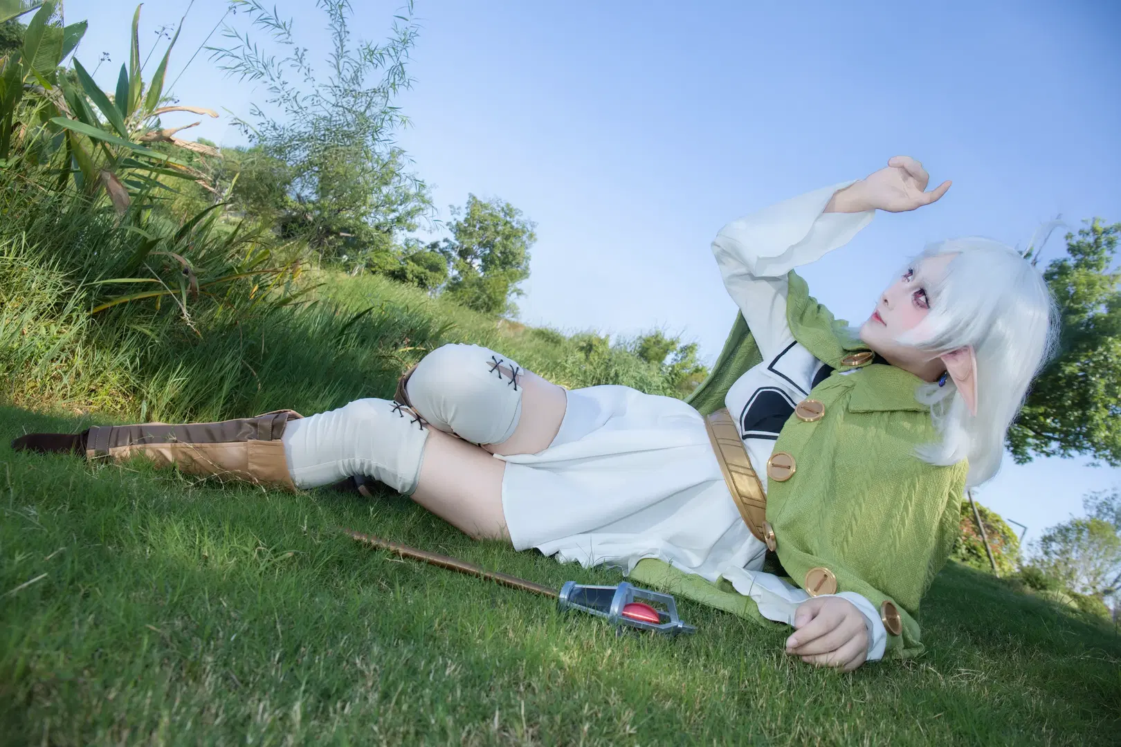 【Sylphiette cosplay】Mushoku Tensei: Jobless Reincarnation — Mage of the Waterside Woods: Outdoor Portrait with White Stockings by 矢泽焰焰子 - Image 7