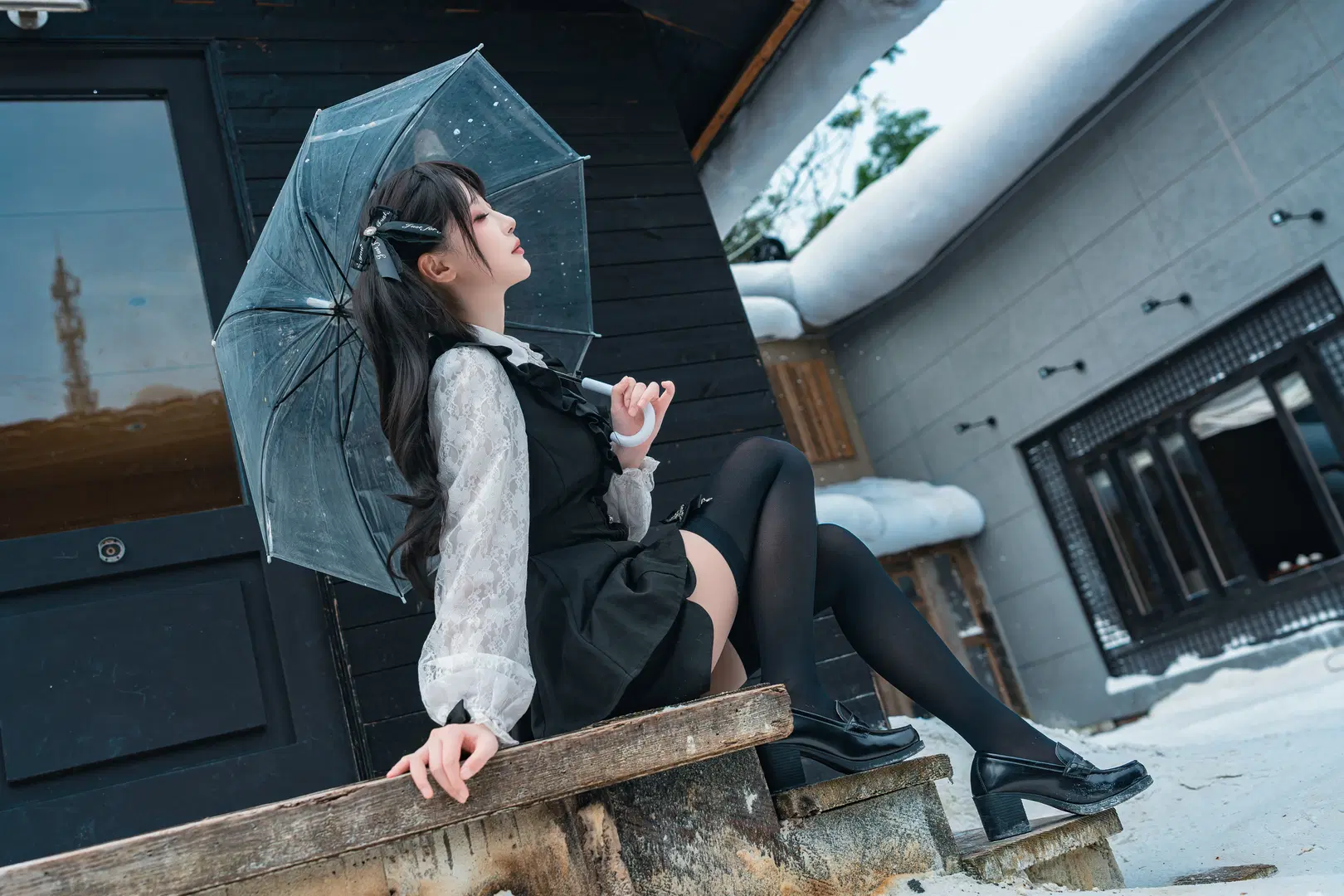 Japanese fashion style, Portrait photography, Winter snow scene, Mass-produced style, Black pantyhose portrait