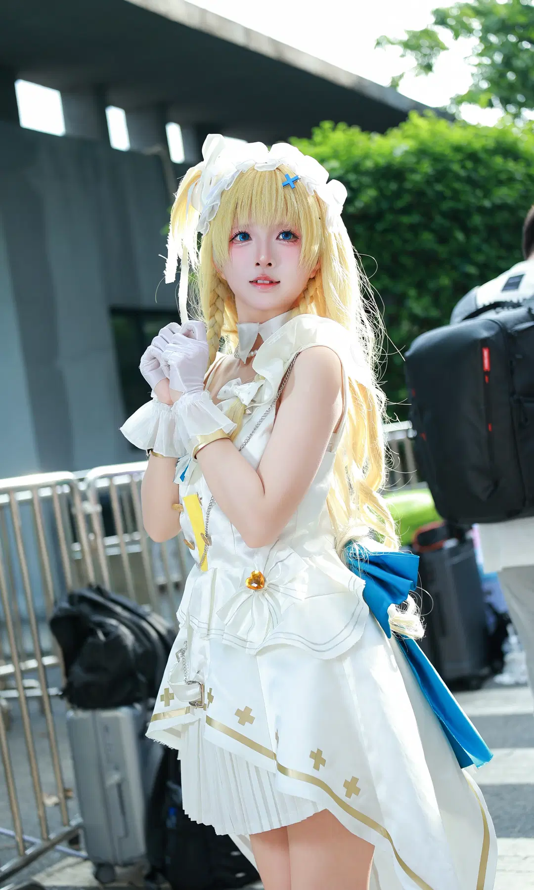 白いドレスのイベント写真、陽光の下で煌めく瞬間 - 鹅鹅鹅 - 2枚目