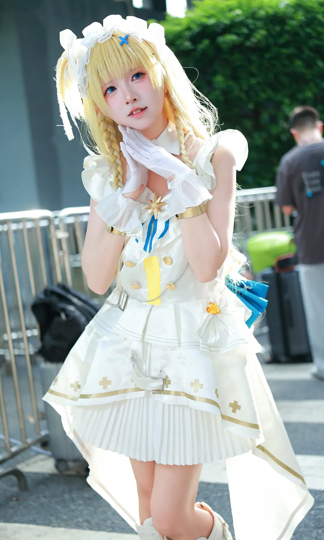 漫展返图, 户外cos, 偶像风, 金发cosplay, 白色洋装cos