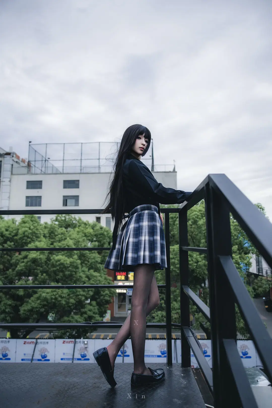 Mature JK Black Stockings Outfit: Rooftop Armed Girl High-Contrast Anime Cosplay Photoshoot by 一只棠棠子 - Image 2