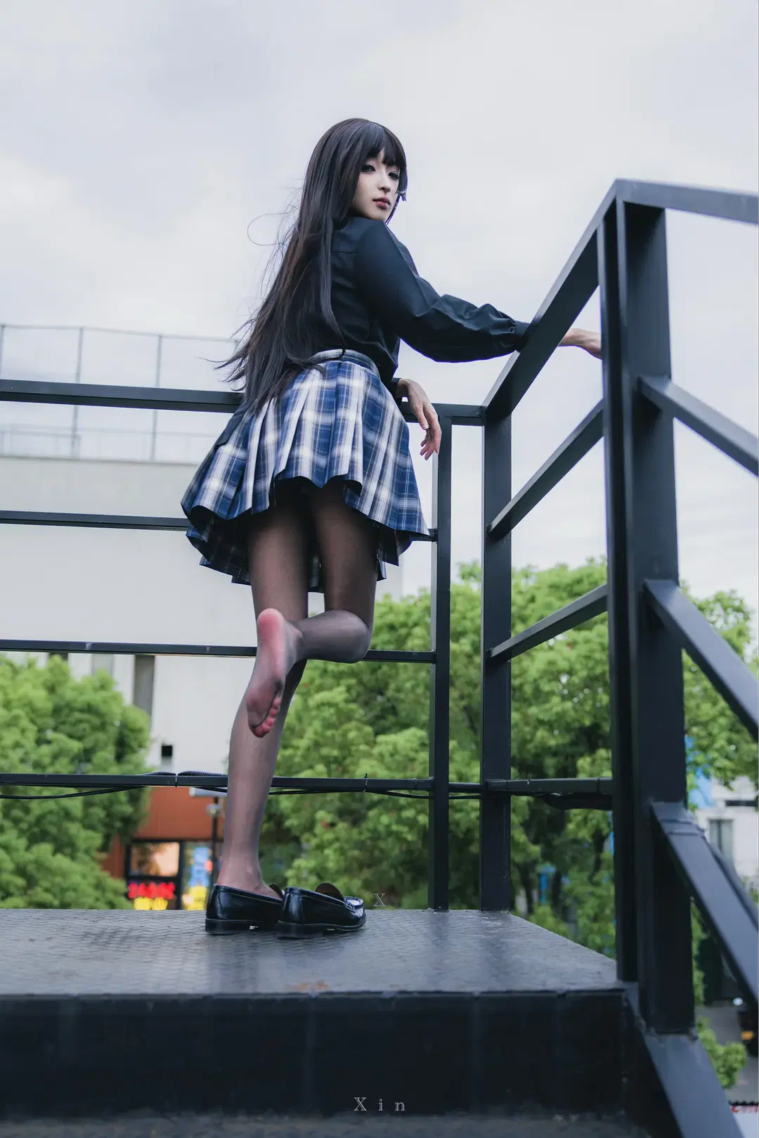 Mature JK Black Stockings Outfit: Rooftop Armed Girl High-Contrast Anime Cosplay Photoshoot by 一只棠棠子 - Image 3
