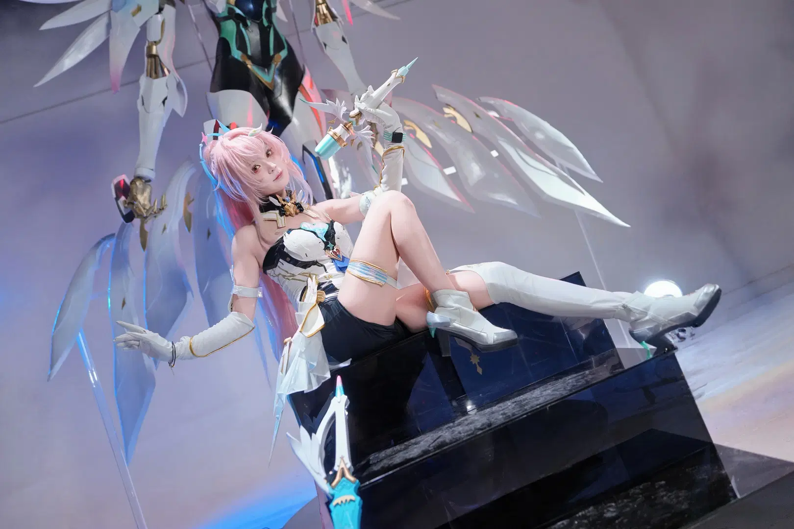 鸣潮, 爱弥斯cos, 粉发少女, 游戏角色cos, 科幻风cos