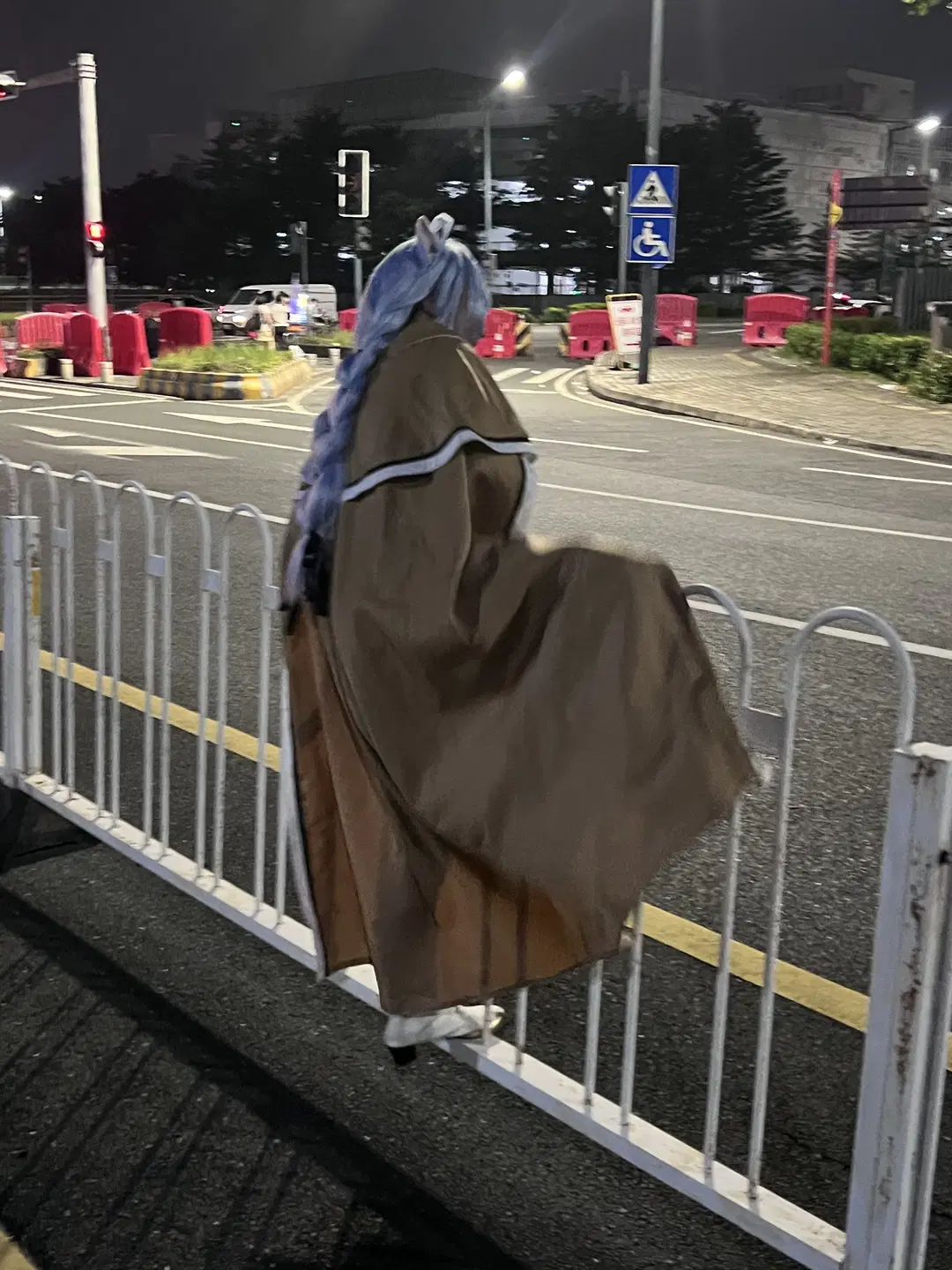 cosplay, 蓝发造型, 夜景街拍, 斗篷穿搭, 社死现场