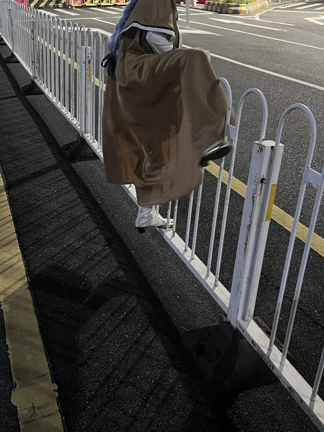 深夜街头的斗篷跨栏挑战 - 炭烤纤纤子qvq - 第2张