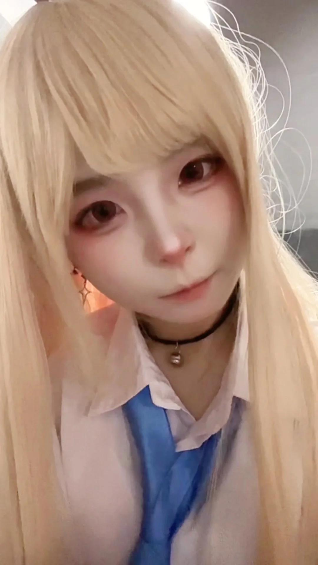 二次元cosplay, 喜多川cos, 动漫角色扮演, 金发红瞳, 校园风制服