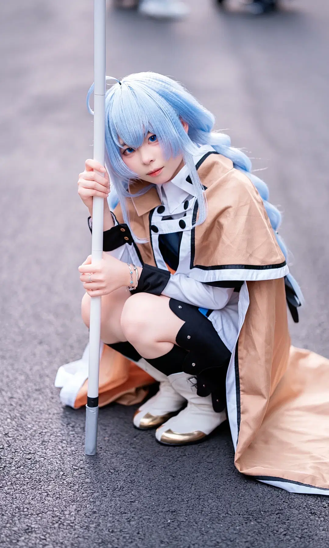 Convention Photos Return: Chronicles of a Blue Hair Braids Wizard Costume by 炭烤纤纤子qvq - Image 2