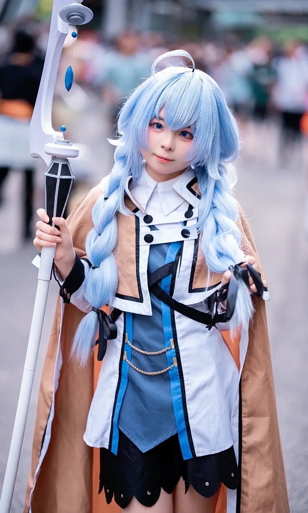 Convention Photos Return: Chronicles of a Blue Hair Braids Wizard Costume by 炭烤纤纤子qvq - Image 3