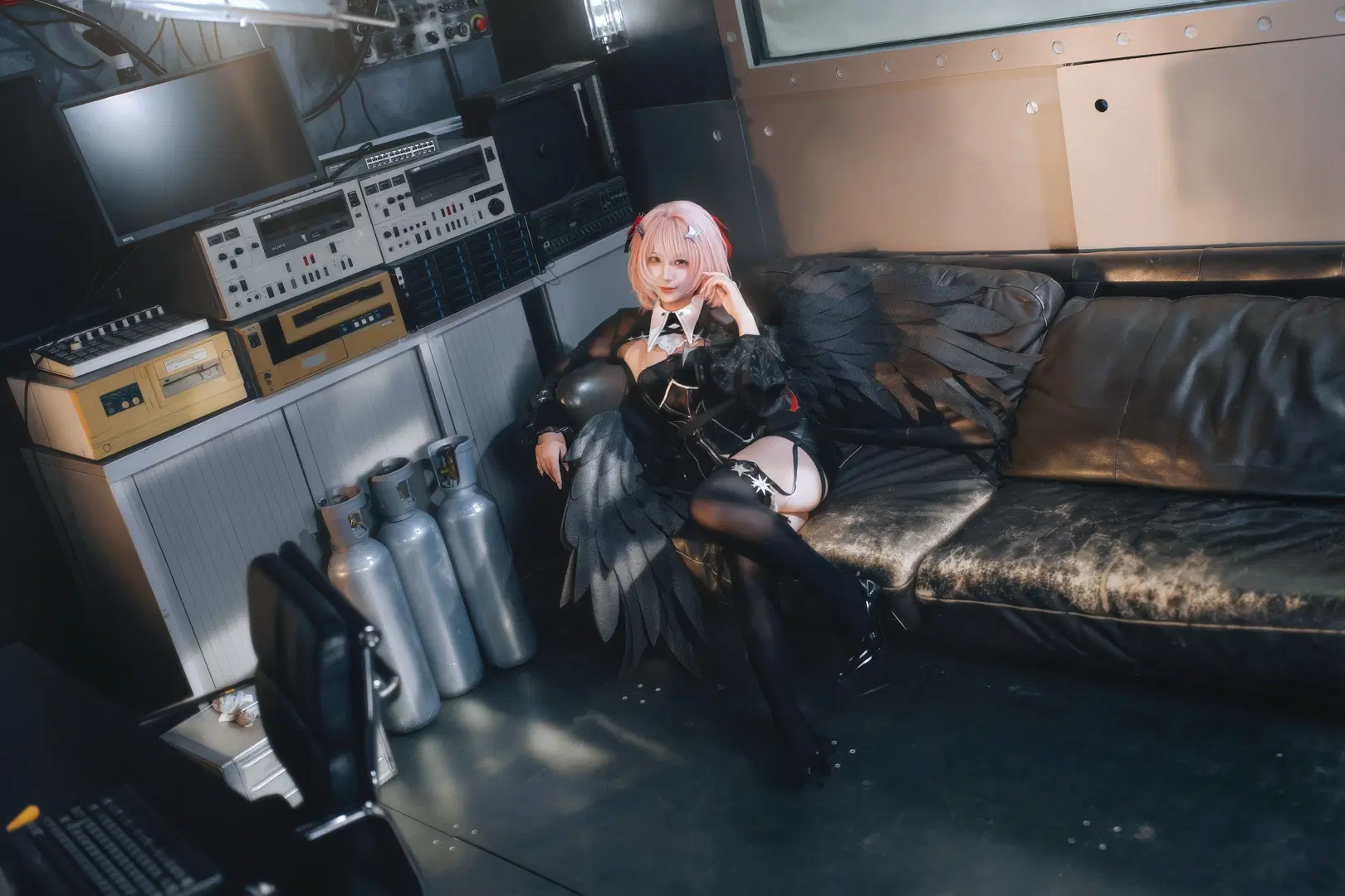 【ラミルコスプレ】ゼンレスゾーンゼロのダークインダストリアル風、HDRディテール満載の翼と黒ストッキング - 九百九十九夜 - 3枚目