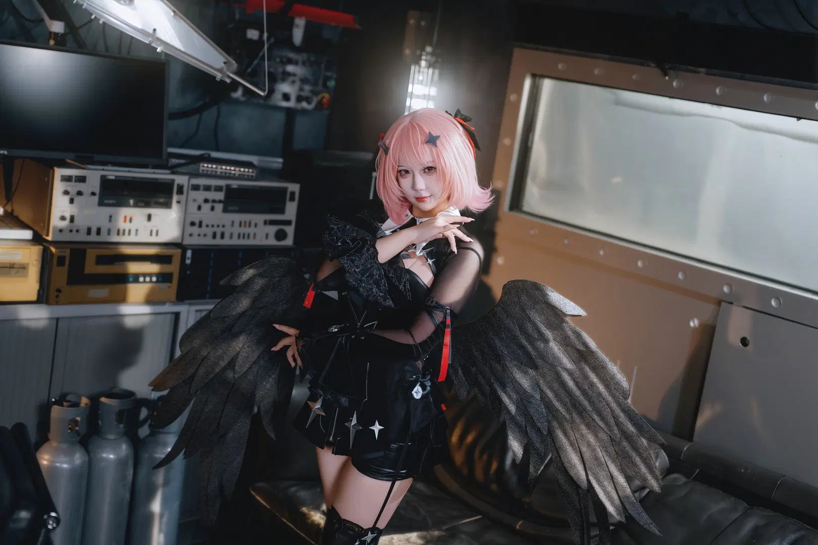 【ラミルコスプレ】ゼンレスゾーンゼロのダークインダストリアル風、HDRディテール満載の翼と黒ストッキング - 九百九十九夜 - 5枚目