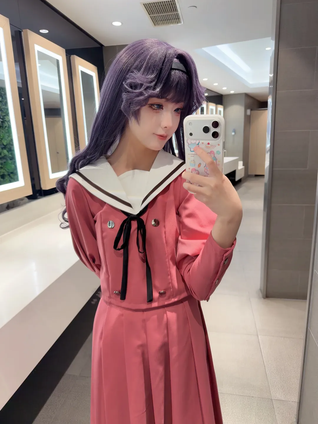 紫のウィッグ, 和栗薫子 コスプレ, 青色カラコン, 凛太郎くん, ピンクのセーラー服 - 1枚目