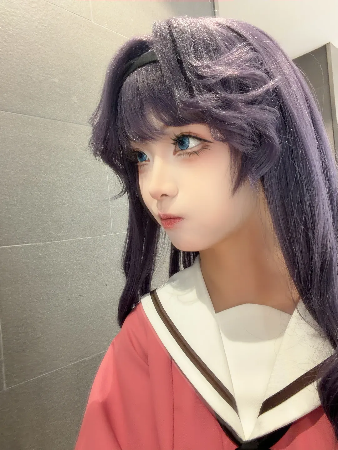 紫のウィッグ, 和栗薫子 コスプレ, 青色カラコン, 凛太郎くん, ピンクのセーラー服 - 2枚目