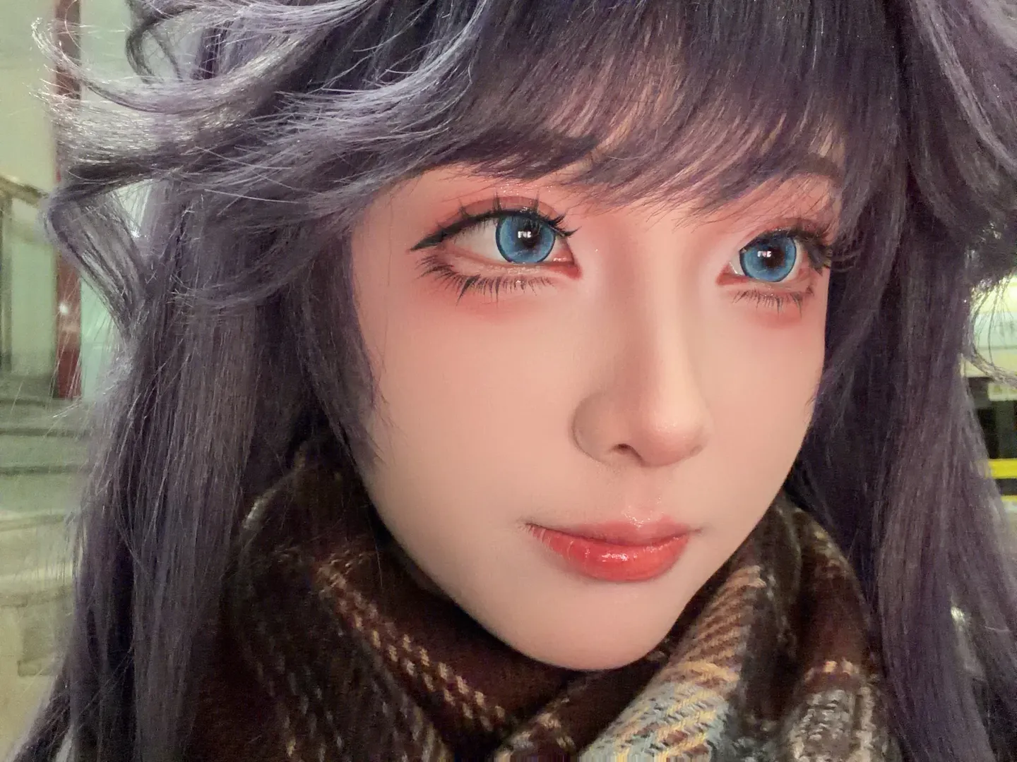 紫のウィッグ, 和栗薫子 コスプレ, 青色カラコン, 凛太郎くん, ピンクのセーラー服 - 4枚目
