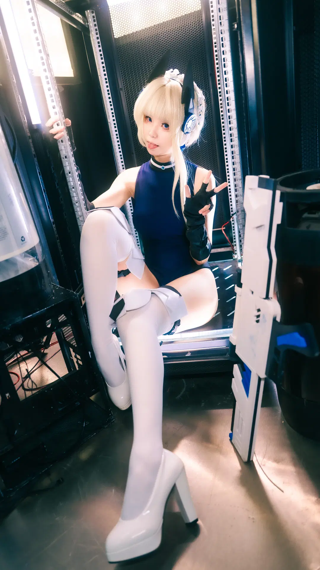 ブルーアーカイブ, 二次元コスプレ, 飛鳥馬トキ コスプレ, ストッキング, サーバー室撮影