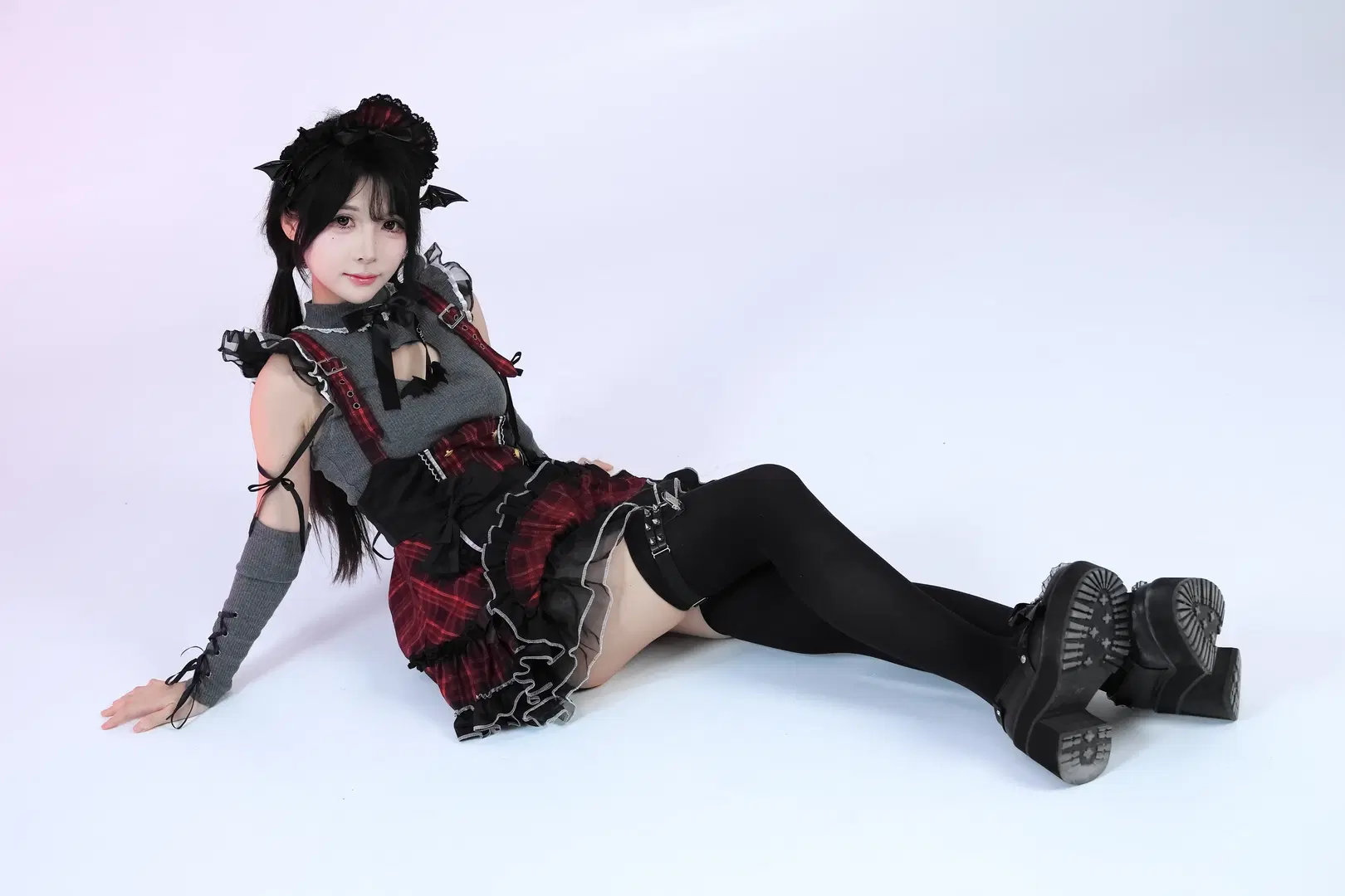 【白ホリ撮影】小悪魔スタイルの赤黒チェックスカート：鹿田莉のコスプレ記録 - 梦羽 - 2枚目