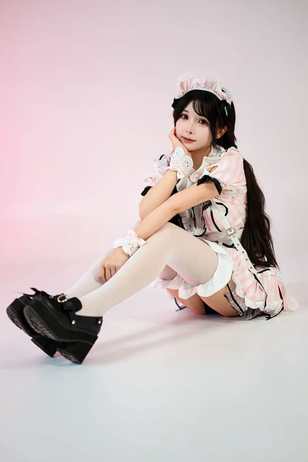 白棚拍粉白条纹女仆装，搭配白丝和泰迪熊 - 梦羽 - 第2张