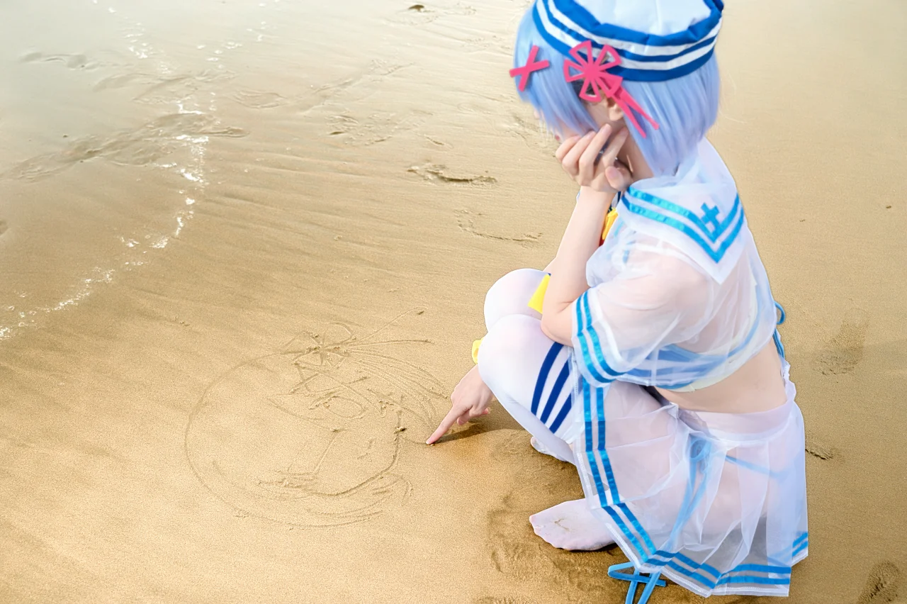 【水着セーラー服コスプレ】夏のビーチ撮影、シースルー羽織と白ストッキングの調和 - 配角一奈 - 3枚目