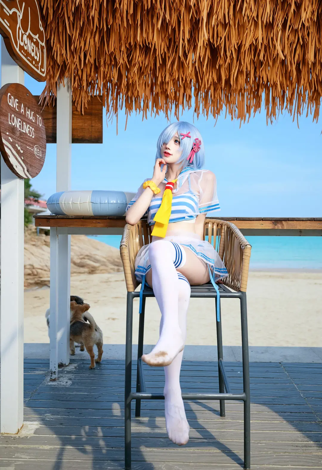 【レム コスプレ】『Re:ゼロから始める異世界生活』海辺の撮影、帽子が風にさらわれた予期せぬ日常 - 配角一奈 - 2枚目