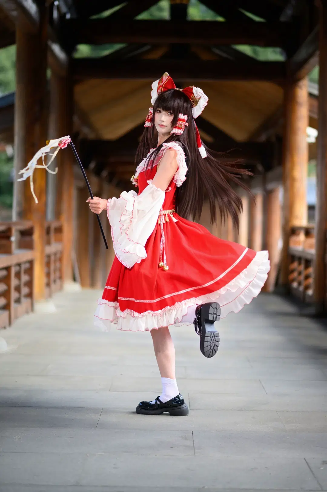 博丽灵梦cos, 二次元cosplay, 红白巫女, 白丝短袜, 古风长廊摄影