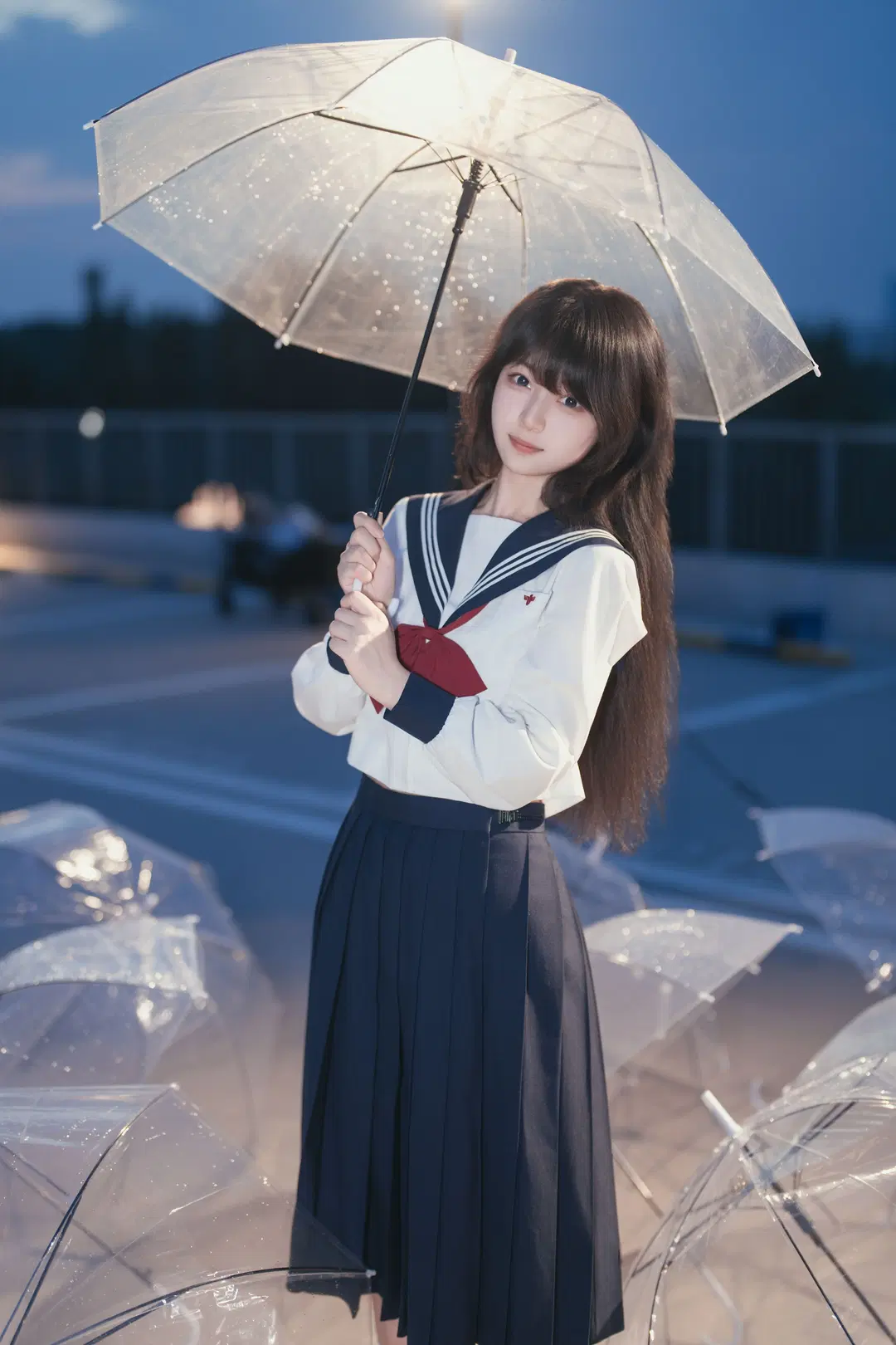 雨夜の透明な傘とJK制服、ブルーアワーに刻む情緒的ポートレート - 星空 - 10枚目