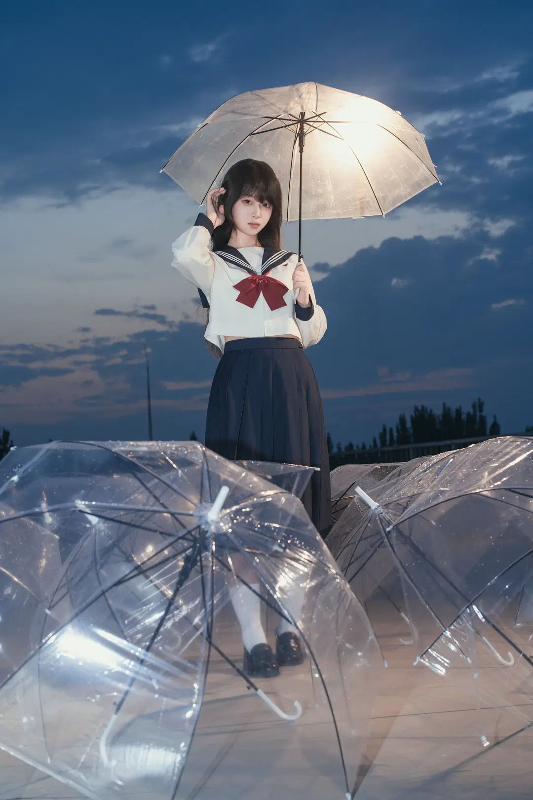 雨夜の透明な傘とJK制服、ブルーアワーに刻む情緒的ポートレート - 星空 - 11枚目