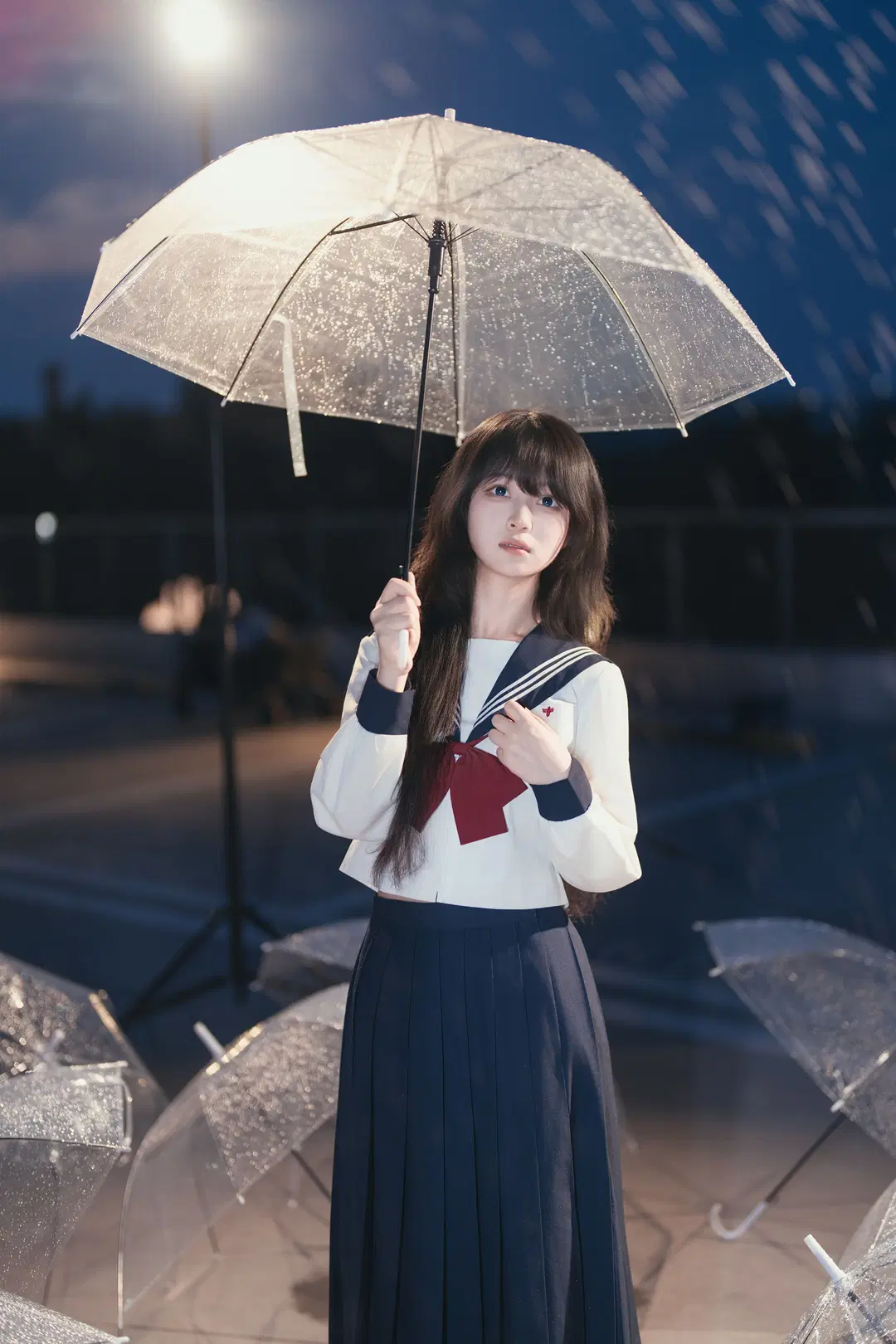 雨夜の透明な傘とJK制服、ブルーアワーに刻む情緒的ポートレート - 星空 - 12枚目