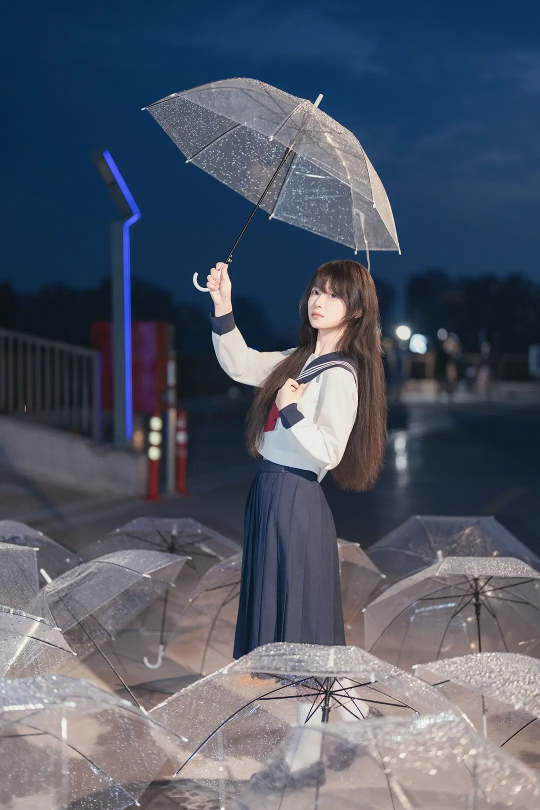 雨夜の透明な傘とJK制服、ブルーアワーに刻む情緒的ポートレート - 星空 - 13枚目