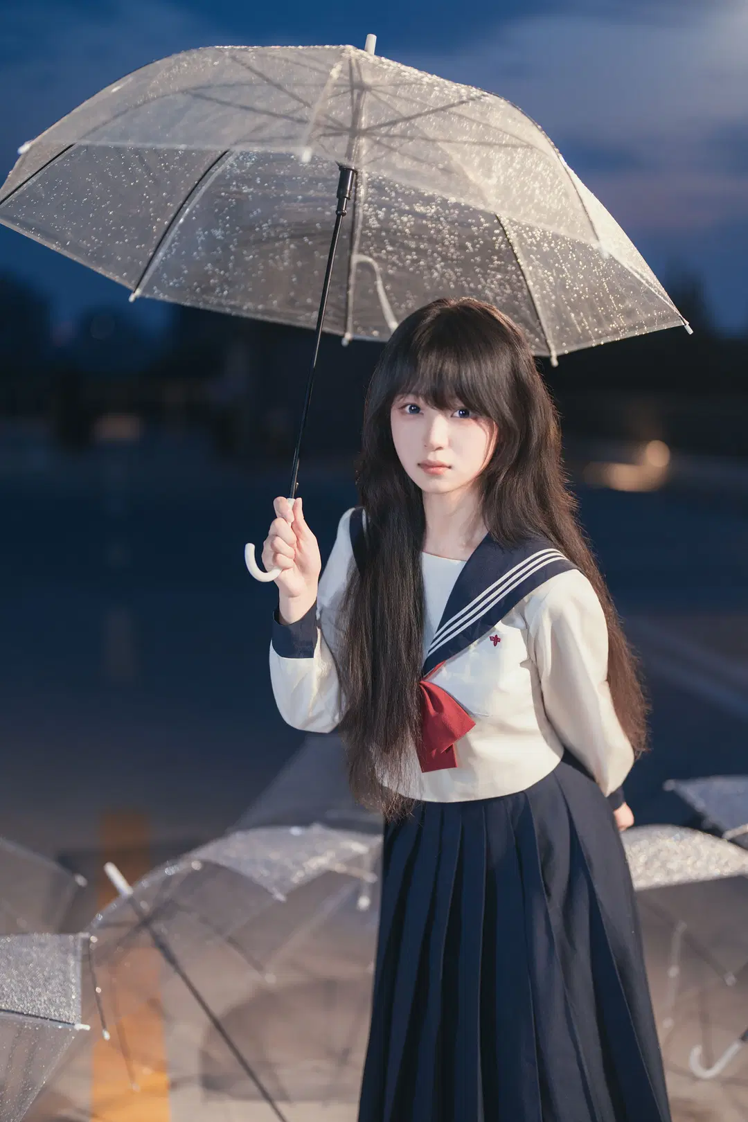 雨夜の透明な傘とJK制服、ブルーアワーに刻む情緒的ポートレート - 星空 - 14枚目