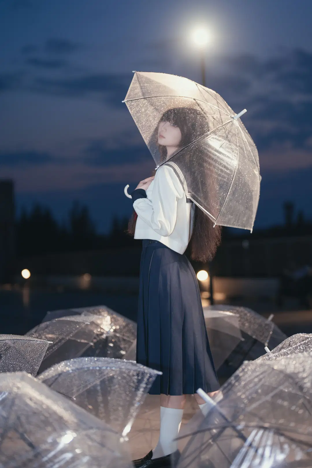 雨夜の透明な傘とJK制服、ブルーアワーに刻む情緒的ポートレート - 星空 - 15枚目