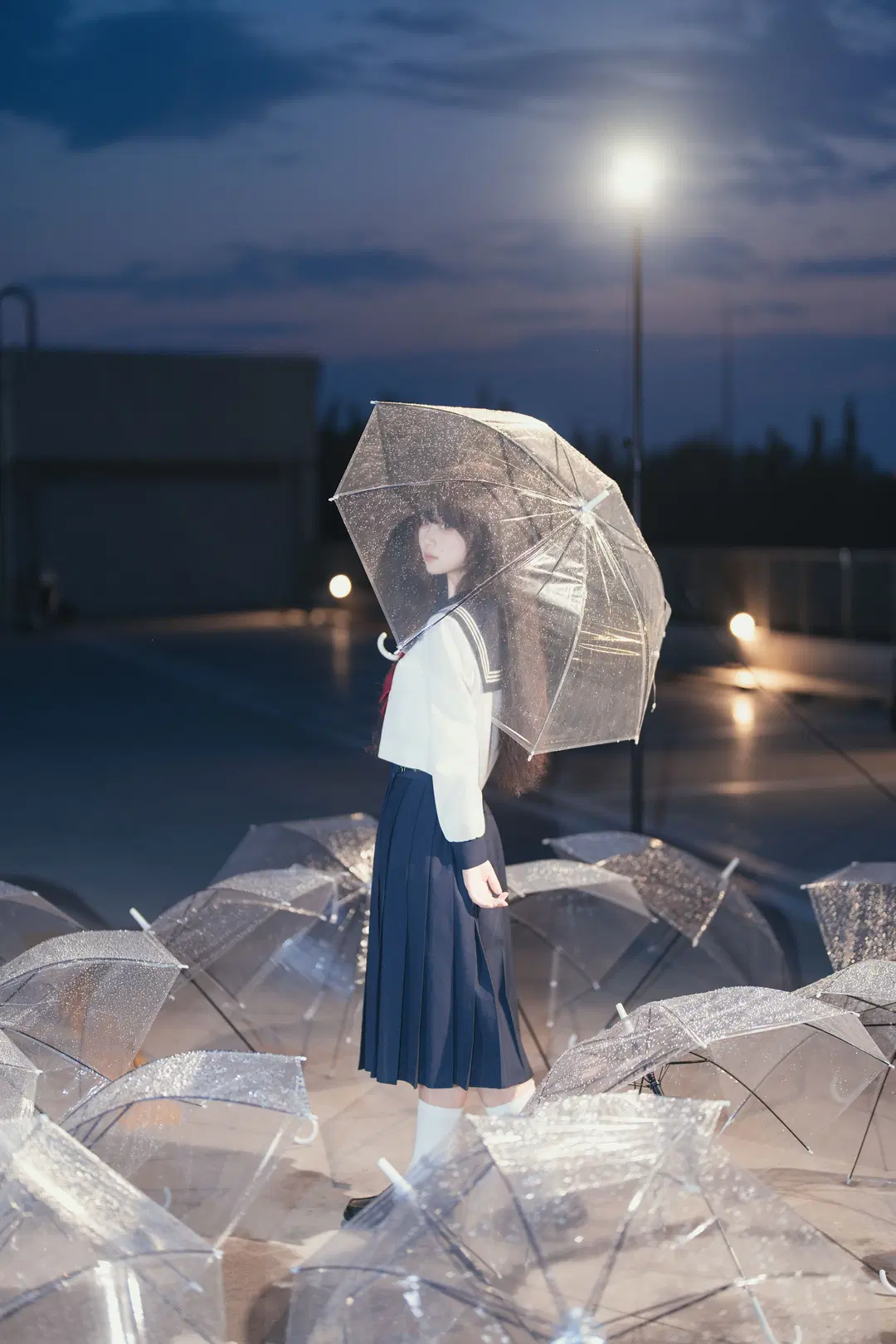 雨夜の透明な傘とJK制服、ブルーアワーに刻む情緒的ポートレート - 星空 - 16枚目