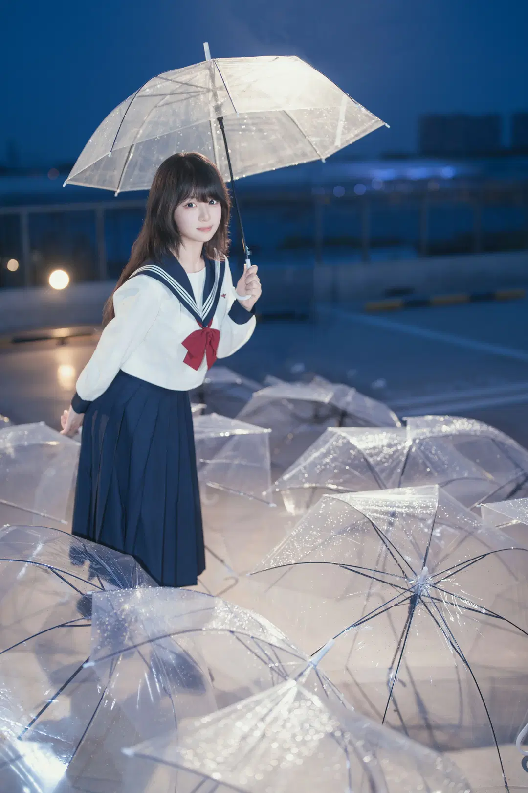 雨夜の透明な傘とJK制服、ブルーアワーに刻む情緒的ポートレート - 星空 - 2枚目