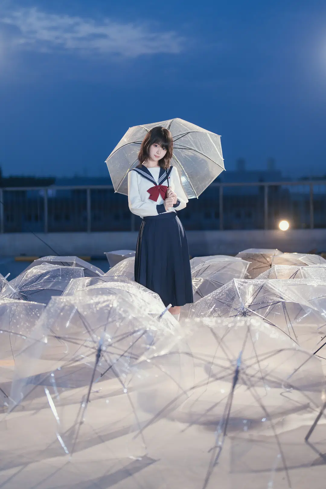 雨夜の透明な傘とJK制服、ブルーアワーに刻む情緒的ポートレート - 星空 - 3枚目