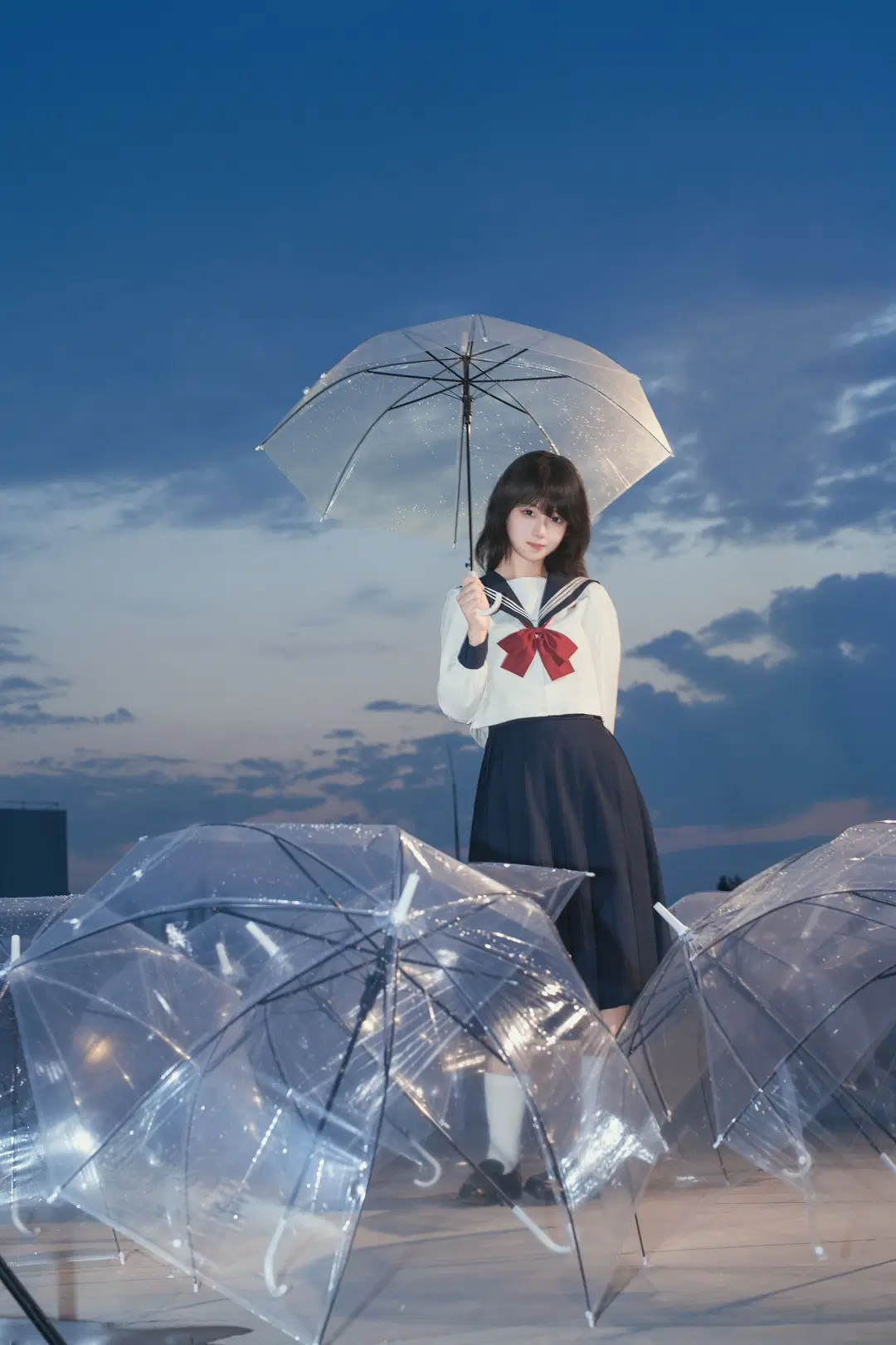 雨夜の透明な傘とJK制服、ブルーアワーに刻む情緒的ポートレート - 星空 - 4枚目