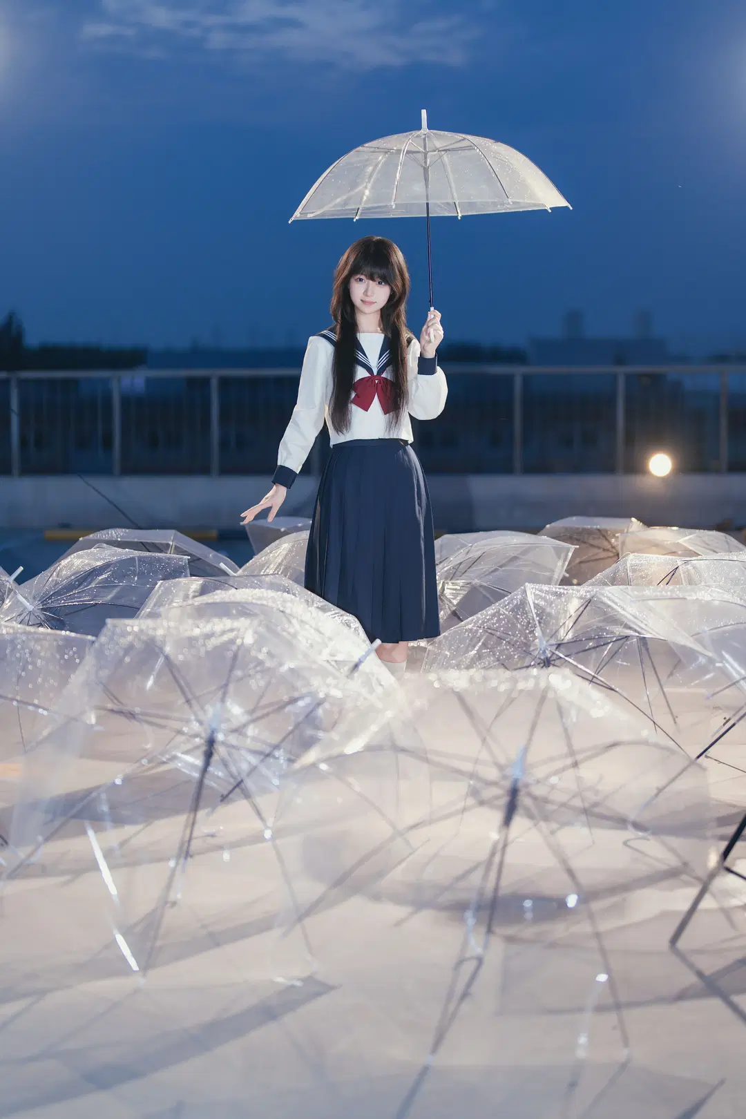 雨夜の透明な傘とJK制服、ブルーアワーに刻む情緒的ポートレート - 星空 - 5枚目
