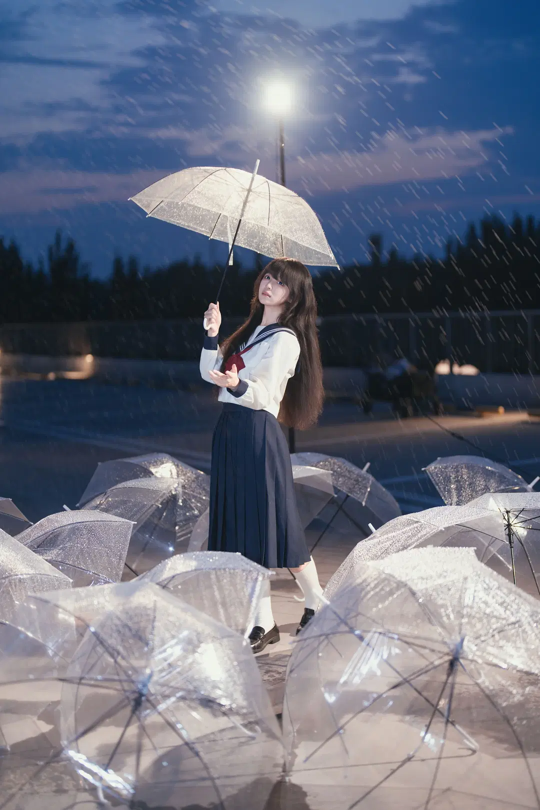 雨夜の透明な傘とJK制服、ブルーアワーに刻む情緒的ポートレート - 星空 - 7枚目