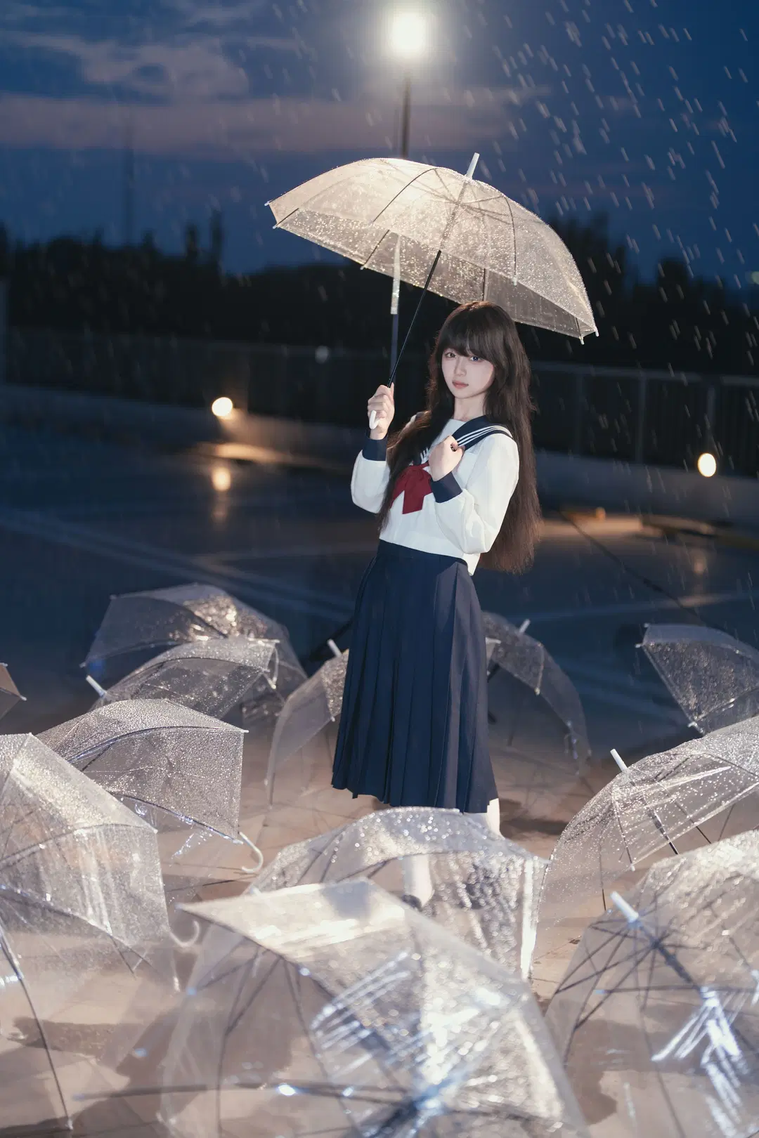 雨夜の透明な傘とJK制服、ブルーアワーに刻む情緒的ポートレート - 星空 - 8枚目