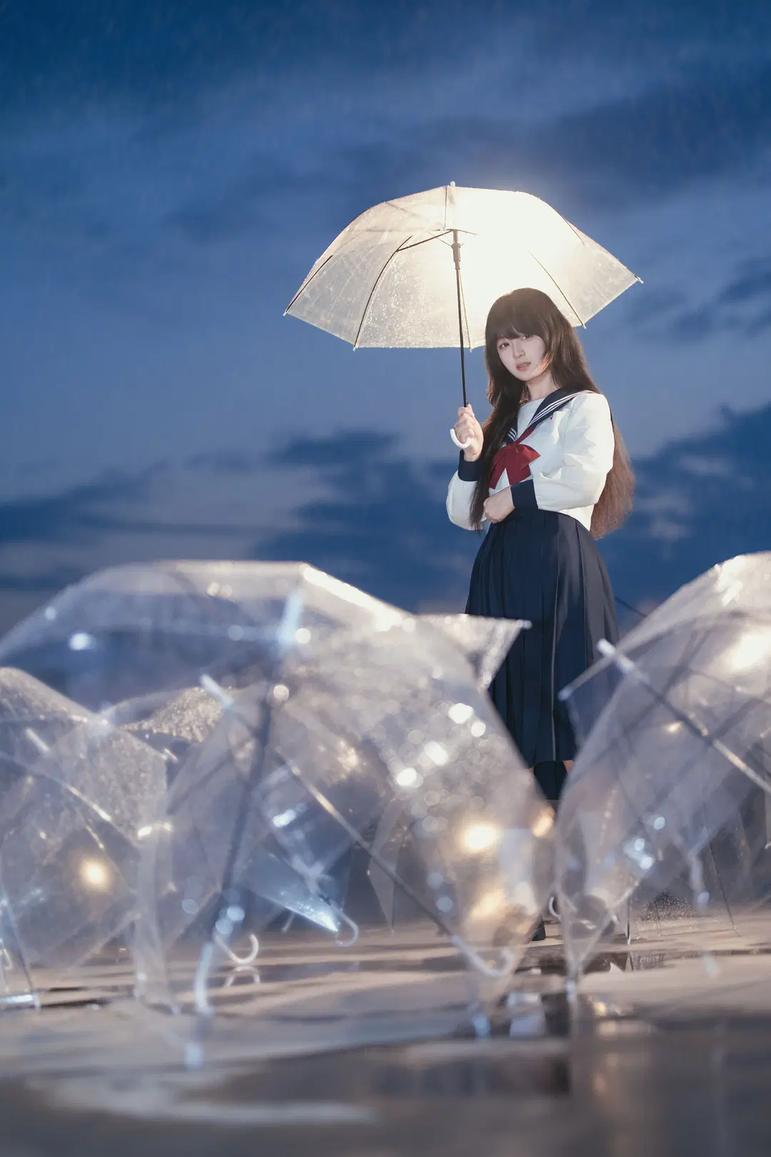 雨夜の透明な傘とJK制服、ブルーアワーに刻む情緒的ポートレート - 星空 - 9枚目