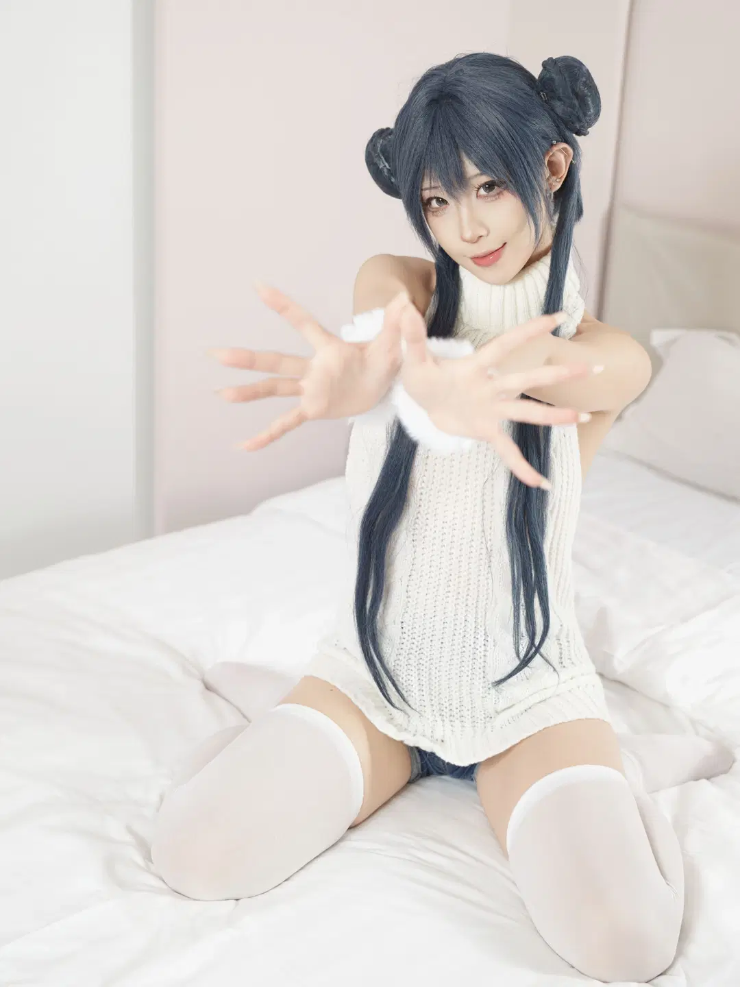 【白ニットコーデ】おうちでぼーっと過ごす日常：白ニットと白ニーソのアンニュイな時間 - 星空 - 3枚目